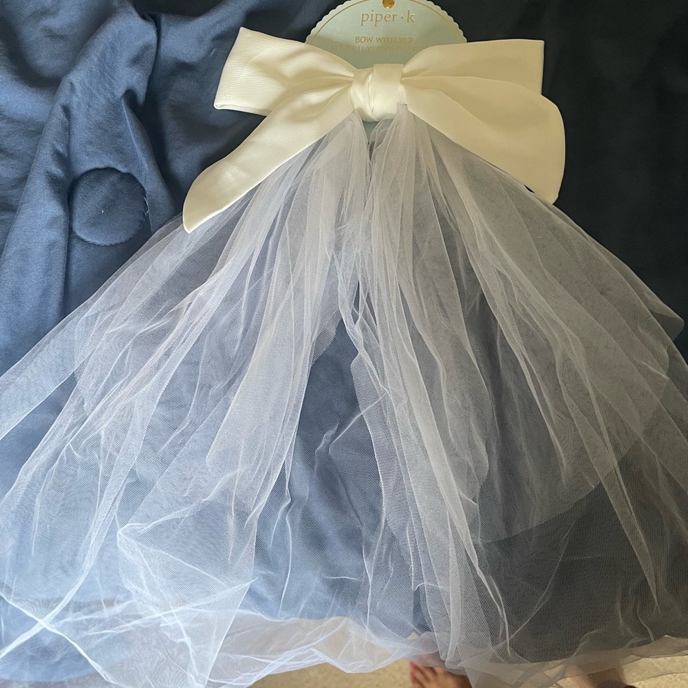 New never worn piper k bow with veil